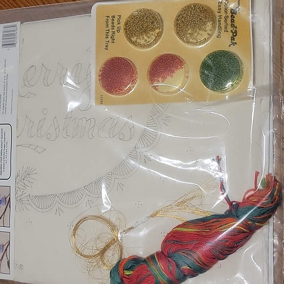 Vintage 'Merry Christmas' Stitchery and Beading Picture Kit-Paragon - Picture 3 of 7